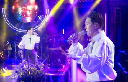 SHOW CONCERT IN THE MIRROR